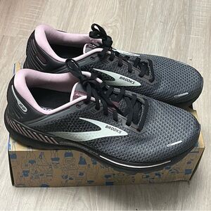 NWT Women’s Brooks Adrenaline GTS 22‎ Black  and Pink Running Shoes Sz 12 Wide